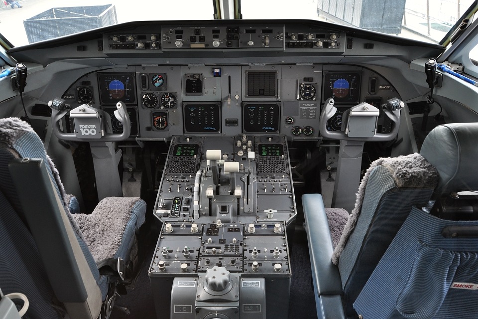 kokpit letounu Fokker 100 PH-OFE, 12.4.2014