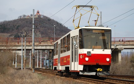 Tramvaj T5B6 poblíž zastávky TESCO na trati k nádraží
