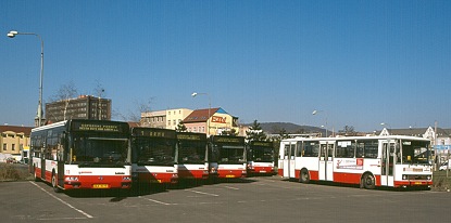 autobusy na parkovišti